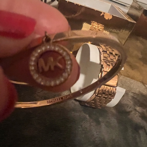 Michael Kors Watch with bracelets - Picture 7 of 8